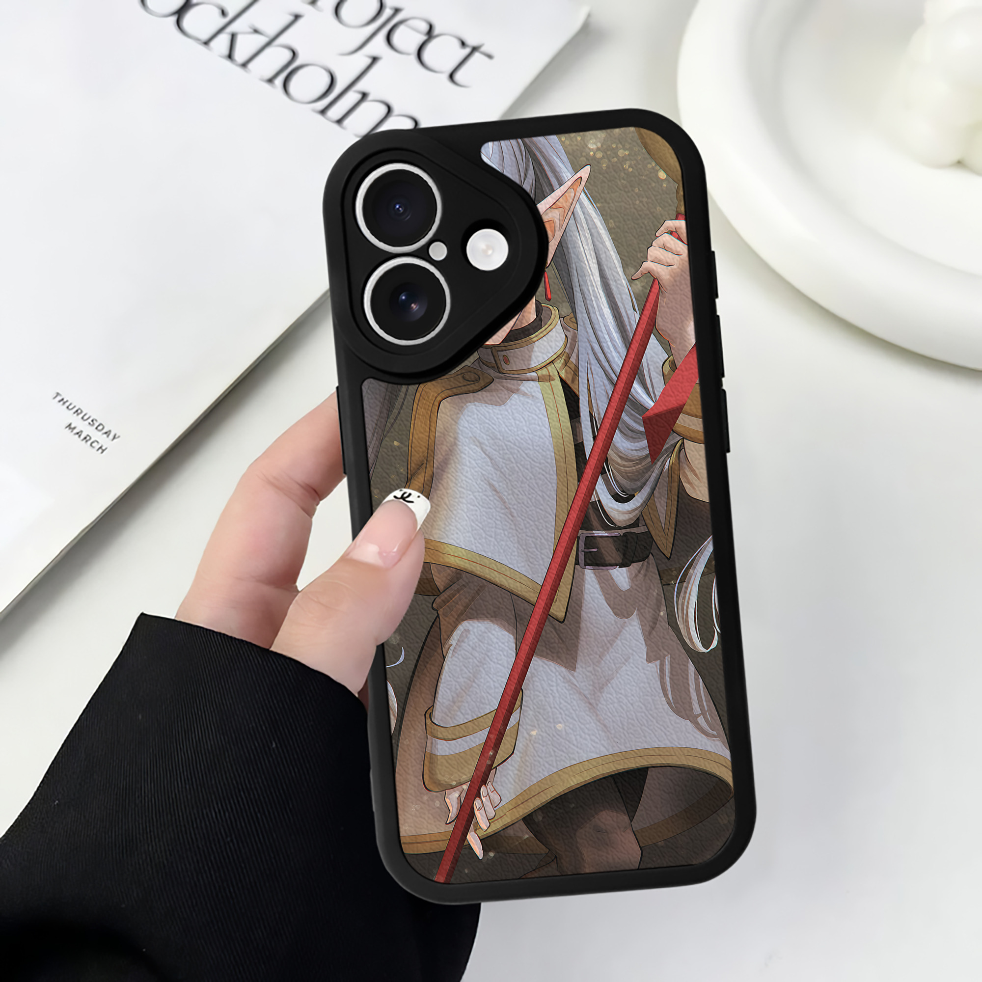 （画像用） 葬送のフリーレン Frieren 【iPhone 16シリーズ対応】シリコンスマホケース（レザー調） 材質：シリコン